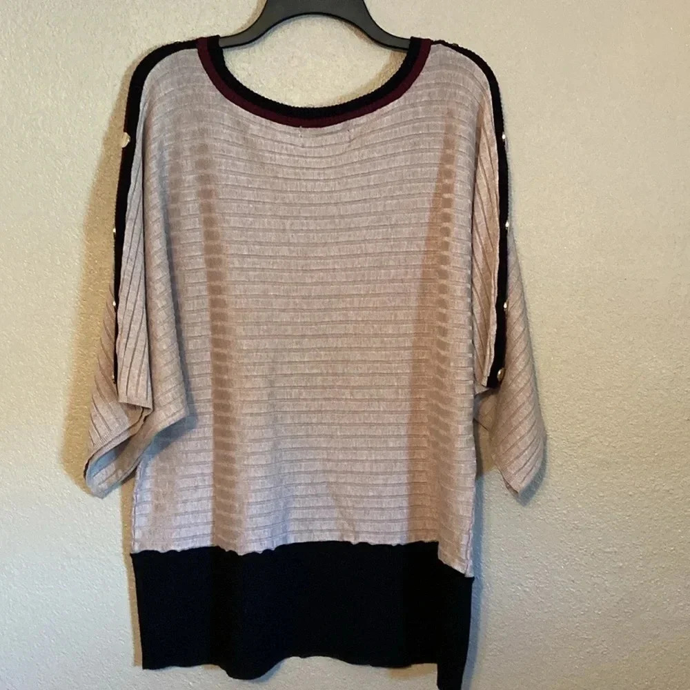 ⭐️ Gorgeous dolman sweater ⭐️
BIN G1 - Picture 3 of 5